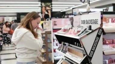 Sephora, büyük bir alışveriş merkezinin kozmetik mağazasının farklı markalarını boyuyor. Kadınlar kişisel bakım için güzel güzellik salonlarını seçiyor. Yüksek kalite Vancouver Kanada British Columbia 01.02.2024