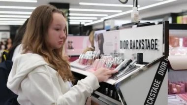 Sephora, büyük bir alışveriş merkezinin kozmetik mağazasının farklı markalarını boyuyor. Kadınlar kişisel bakım için güzel güzellik salonlarını seçiyor. Yüksek kalite Vancouver Kanada British Columbia 01.02.2024
