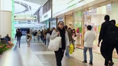 Şehir merkezindeki Apple Store 'da Apple ürünlerini inceleyen insanlar dizüstü bilgisayarları, telefonları ve tabletleri Union Square' deki Apple Store 'da inceliyorlar. Vancouver Kanada İngiliz Kolombiyası 01.02.2024