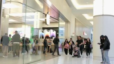 Şehir merkezindeki Apple Store 'da Apple ürünlerini inceleyen insanlar dizüstü bilgisayarları, telefonları ve tabletleri Union Square' deki Apple Store 'da inceliyorlar. Vancouver Kanada İngiliz Kolombiyası 01.02.2024