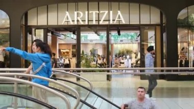 Girişte Aritzia Kadınları 'nın butik marka adı ve tabela var. Vancouver Kanada İngiliz Kolombiyası 01.02.2024