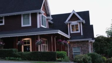 Özel yapım, yerleşim yerlerinde üç katlı garaj kapısı olan lüks bir ev inşa etti. Vancouver Surrey Kanada 'nın banliyöleri. Yüksek kalite 