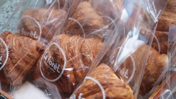Foret Kávézó Étterem Édességek Sütemények Sok Croissant Emberek Csomagolás Elvitelre — Stock videók