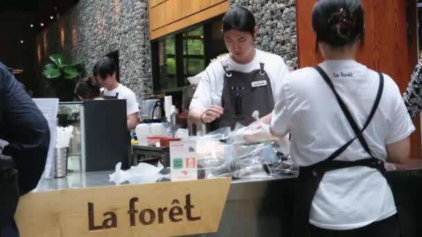 Foret Kafe Lokantası Tatlıları Kekler Bir Sürü Kruvasan Önlüklü Beyaz — Stok video