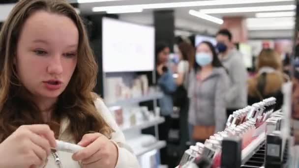 Sephora Büyük Bir Alışveriş Merkezinin Kozmetik Mağazasının Farklı Markalarını Boyuyor — Stok video