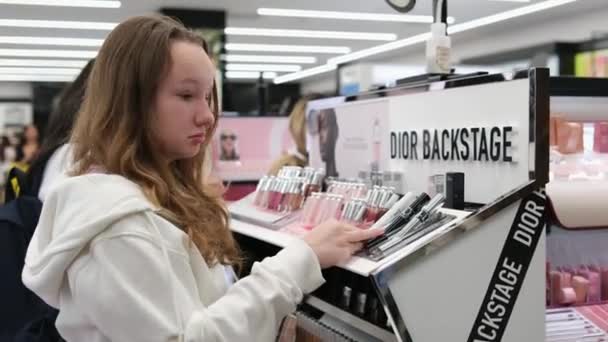 Sephora Para Uma Loja Grande Shopping Cosméticos Pintar Diferentes Marcas — Vídeo de Stock