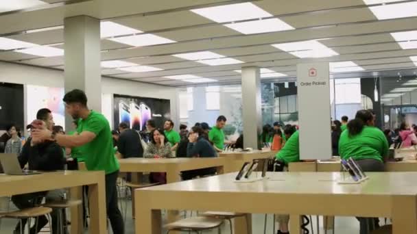 Nowy Apple Store Centrum Miasta Logo Ludzie Badający Produkty Apple — Wideo stockowe