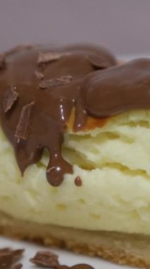 Çikolata sosu yaban mersinli bir cheesecake 'in üzerine dökülür. Güzel kahvaltı. Yüksek kalite 4k görüntü