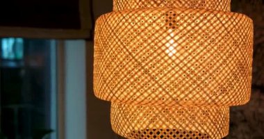 Kafenin içi sıcacık. Kahve dükkanında ışıklandırma. Abajur üzerindeki hasır abajurlar. Güzel bir yer. Yüksek kalite hasır lamba