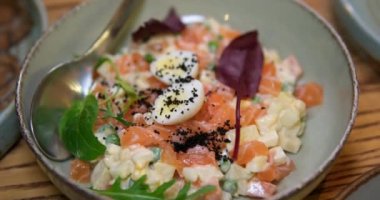 Tayland usulü baharatlı somon balığı salatası karışık sebze ve bitki karışımı. Somonlu salata, bıldırcın yumurtası, siyah susam ve fesleğen, yumurta, patates, roka lezzetli bir öğle yemeği için malzeme, sağlıklı.