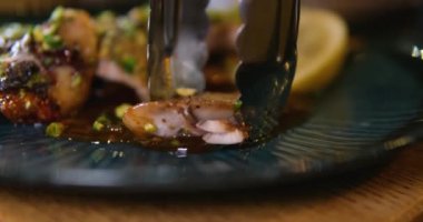 Teriyaki sosuna batırılmış maşayla ızgara uskumruyu limonla servis edilen bir restorana götürmek sağlıklı yemek Omega 3 yağlı yemek. Yüksek kalite