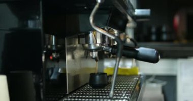 Kahve makinesi bardağı dolduruyor. Kahve makinesiyle kahve yapıp fincana koymak, otomatik kahve makinesinden çıkan espresso kahvesi. Kahvaltıda içecek. Yüksek kalite