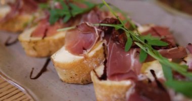 Pinchu, genellikle kuzey İspanya 'da geleneksel olarak ve özellikle popüler Bask ülkesi Navarre, La Rioja, Cantabria ve Asturias' ta yenen küçük bir aperatiftir. Kırmızı balık ve peynirli çörek.