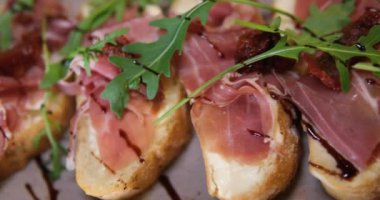 Kırmızı balık ve peynirli rulo yapmak yavaş çekimde sandviçe et serpin. Yüksek kalite 4k görüntü