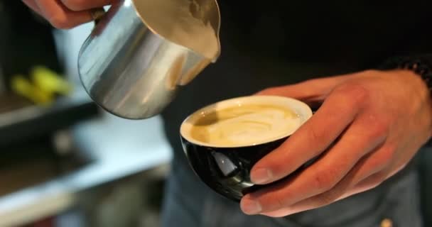 Close Slow Motion Grinder Nadzienie Pieczona Kawa Ekspres Kawy Nakręcone — Wideo stockowe