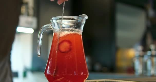 新鲜草莓和自制柠檬汁倒入玻璃杯 清爽的饮料有助于保持凉爽 酒壶中的优质浆果饮料 — 图库视频影像