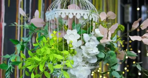 Roterande Dekorativ Bur Med Sammansättning Konstgjorda Blommor Tillbehör Och Föremål — Stockvideo