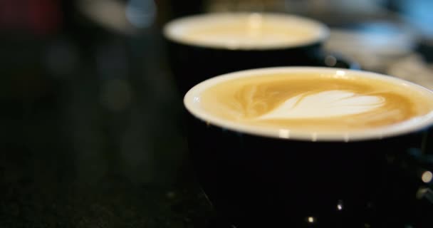 Kropelka Kawy Falling Making Splash Czarnej Filiżance Kawy Śmietaną Ciemnym — Wideo stockowe