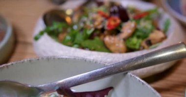 Şenlik masasında farklı türde salata midye turp balığı Sezar salatası ve kırmızı havyar ahşap masa salatası ile bıldırcın yumurtalı roka fesleğeni mısır ekmeği. Yüksek kalite