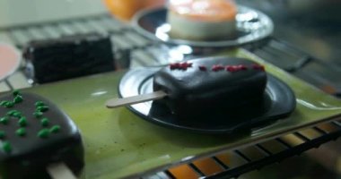 Çikolatalı turtanın içindeki bir restoranın vitrininde üzüm ve mandalinalı lezzetli pastalar bir kafede servis ediliyor. Yüksek kalite dondurma çubuğu