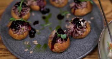 Kremalı pastaya karaciğer ezmesi. Yemek. Dönen küçük krema, ezilmiş krema, terrine Sachet, balık ezmesi. Yüksek kalite