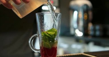 Birkaç atış. Barmen kokteyl hazırlıyor. Yüksek kalite 4k görüntü