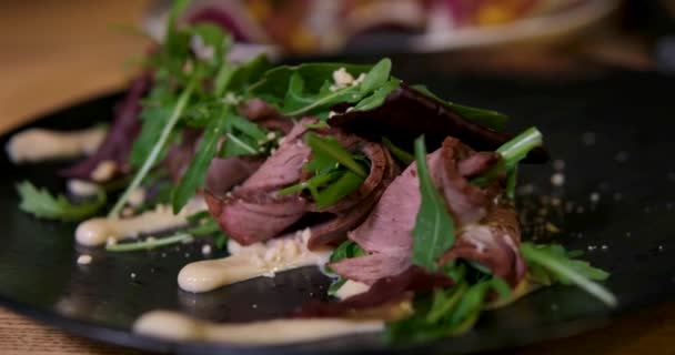 ホワイトソースのツイストミートロールは パルメザンティーの健康的な美しい料理の芸術を振りかけたレストランで提供しています 高品質 — ストック動画