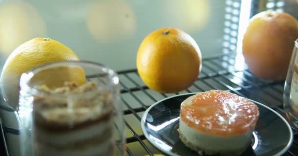 Vitrine Koelkast Heerlijke Mandarijn Dessert Taart Glazen Karamel Taart Tiramisu — Stockvideo