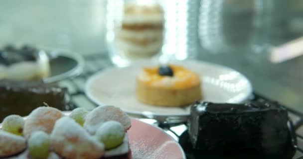Vitrine Met Verschillende Desserts Roze Taart Met Mandarijnen Druiven Met — Stockvideo