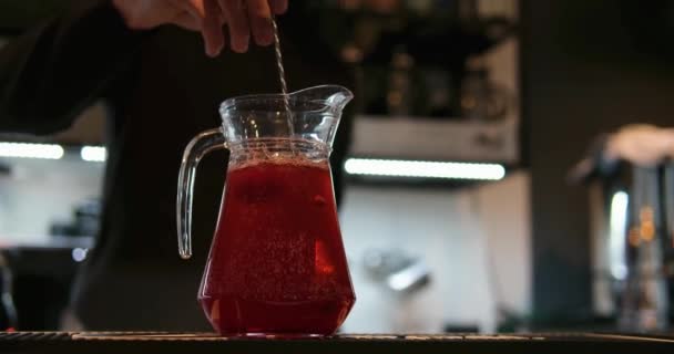 Ένα Πολύχρωμο Ποτό Φτιαγμένο Από Τον Μπάρμαν Φύλλα Δυόσμου Καρπούζι — Αρχείο Βίντεο