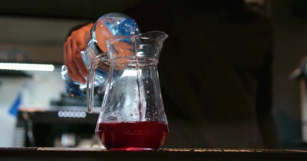 Soda Rallentatore Che Versa Nel Bicchiere Con Ghiaccio Filmati Alta — Video Stock