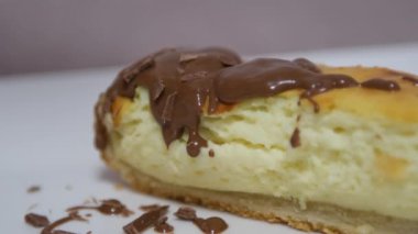Çikolata sosu yaban mersinli bir cheesecake 'in üzerine dökülür. Güzel kahvaltı. Yüksek kalite 4k görüntü