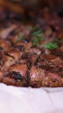 Aşçı hazır domuz pirzolasını kesme tahtasından sos ve soslu bir tabağa kaydırır. Yüksek kalite 4k görüntü