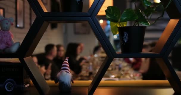 Gente Del Restaurante Sienta Irreconocible Mesa Comunicación Corporativa Comen Juntos — Vídeo de stock