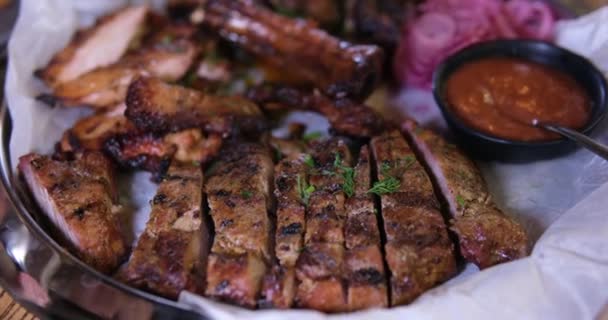 用羊肉 牛肉和鸡油在肉盘上烤一块好吃的肉 在餐馆服务 高质量的 — 图库视频影像