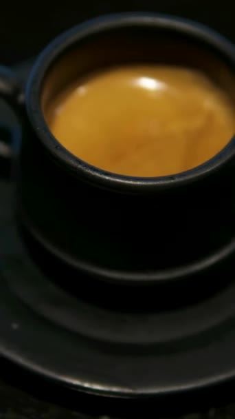 Cana Cafea Neagră Inimi Încorporate Cappuccino Spumoasă Cană Neagră Paralaxa — Videoclip de stoc
