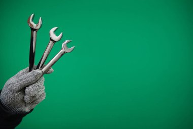 Erkeklerin eli, izole edilmiş bir yayıcıyı tutuyor. Kapatın. Yüksek çözünürlüklü. Yüksek kaliteli reklam Yeşil arka plan kromakey serbest alan