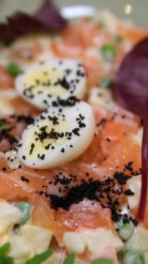 Tayland usulü baharatlı somon balığı salatası karışık sebze ve bitki karışımı. Somonlu salata, bıldırcın yumurtası, siyah susam ve fesleğen, yumurta, patates, roka lezzetli bir öğle yemeği için malzeme, sağlıklı.