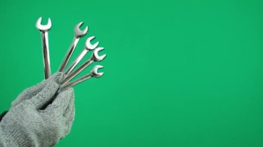 Erkeklerin eli, izole edilmiş bir yayıcıyı tutuyor. Kapatın. Yüksek çözünürlüklü. Yüksek kaliteli reklam Yeşil arka plan kromakey serbest alan