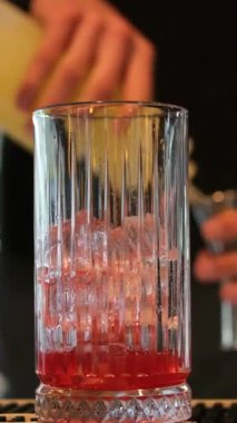 Uzman barmen, 4K barında kokteyl hazırlıyor. Yüksek kalite 4k görüntü