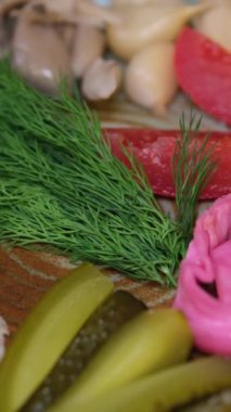 Bir restoranda servis edilen turşu turşusu lahana dereotlu domates, sarımsaklı mantar eriği ve turşulu soğan mavisi tabağı. Yüksek kalite 