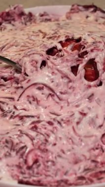 Shuba salatası pişirme pancarı havuç mayonez havuç patates soğan ve ringa salatasının en üst tabakasına yayıldı kış salatası tatma hazırlığı Slav yemeği için. Yüksek kalite