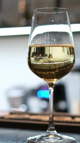 Szklanka Białego Wina Ladzie Szklanka Czerwonego Wina Butelki Kelner Nalewa — Wideo stockowe