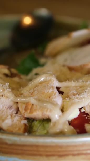 凯撒沙拉经典凯撒色拉与罗马莴苣 烤鸡肉片 意大利芝士和酱汁 高质量的4K镜头 — 图库视频影像