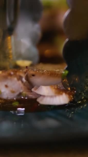 Biorąc Grillowaną Makrelę Szczypcami Zanurzając Sosie Teriyaki Słodki Sos Kwaśny — Wideo stockowe