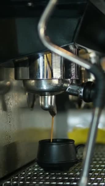 Koffiemachine Vult Een Kopje Mee Koffie Zetten Met Een Koffiezetapparaat — Stockvideo