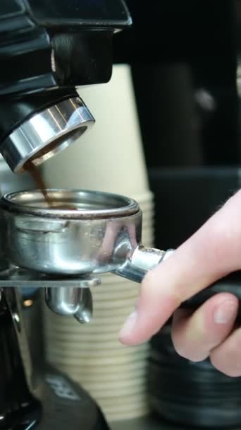 Close Slow Motion Grinder Ripieno Caffè Torrefatto Dalla Macchina Caffè — Video Stock