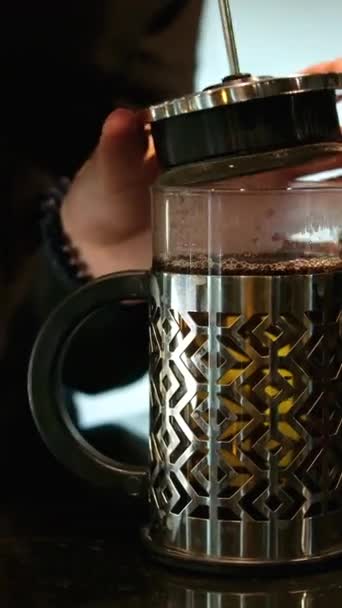 中国绿茶在玻璃杯中盛开 茶道茶壶里的茶 盛热水的水壶里盛着煮开水 — 图库视频影像