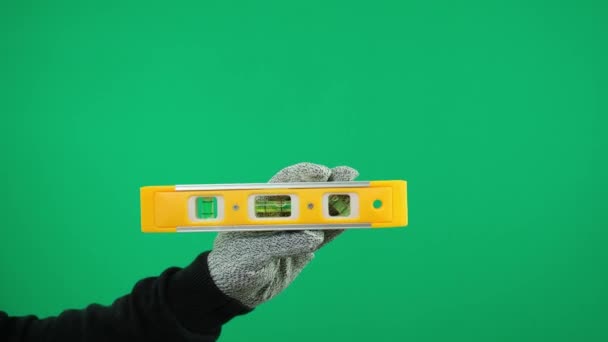 Nível Construção Mão Luvas Detém Edifício Amarelo Nível Publicidade Verde — Vídeo de Stock