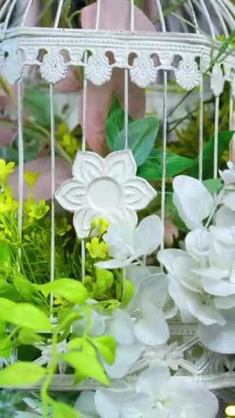 Jaula Decorativa Giratoria Con Una Composición Flores Artificiales Accesorios Artículos — Vídeo de stock